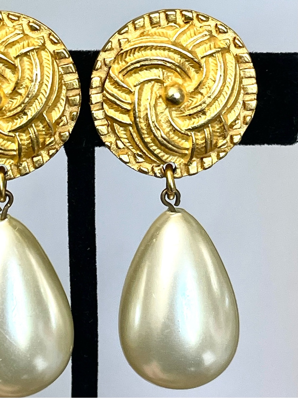 Erwin Pearl Vintage Gold Swirl Pearl Clip Earrings Drop Dangle Runway Statement - Picture 3 of 10